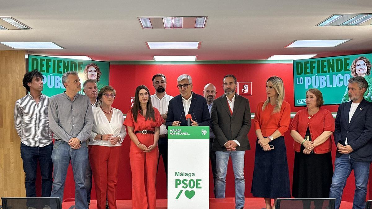 La corporación socialista malagueña en la sede provincial.
