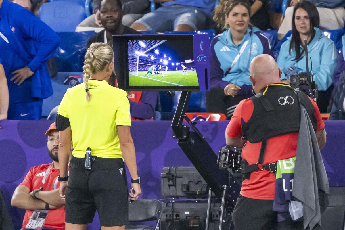 La colegiada Tess Olofsson revisando una acción en el partido de cuartos de final entre Alemania y Francia