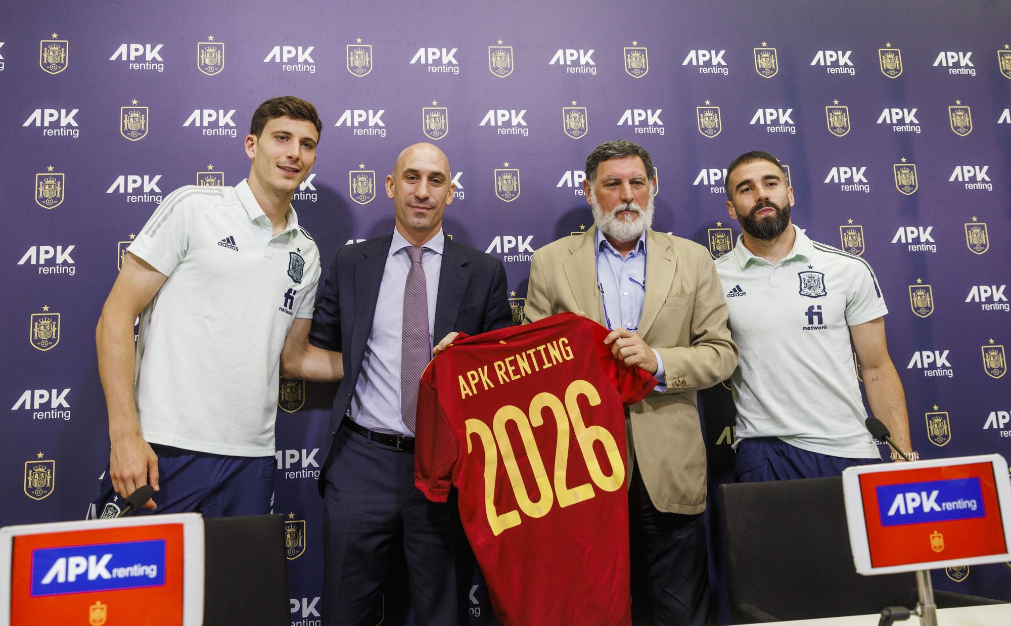 El jugador del Villarreal Pau Torres (izquierda), junto al presidente Rubiales, Carvajal (d) y un patrocinador.