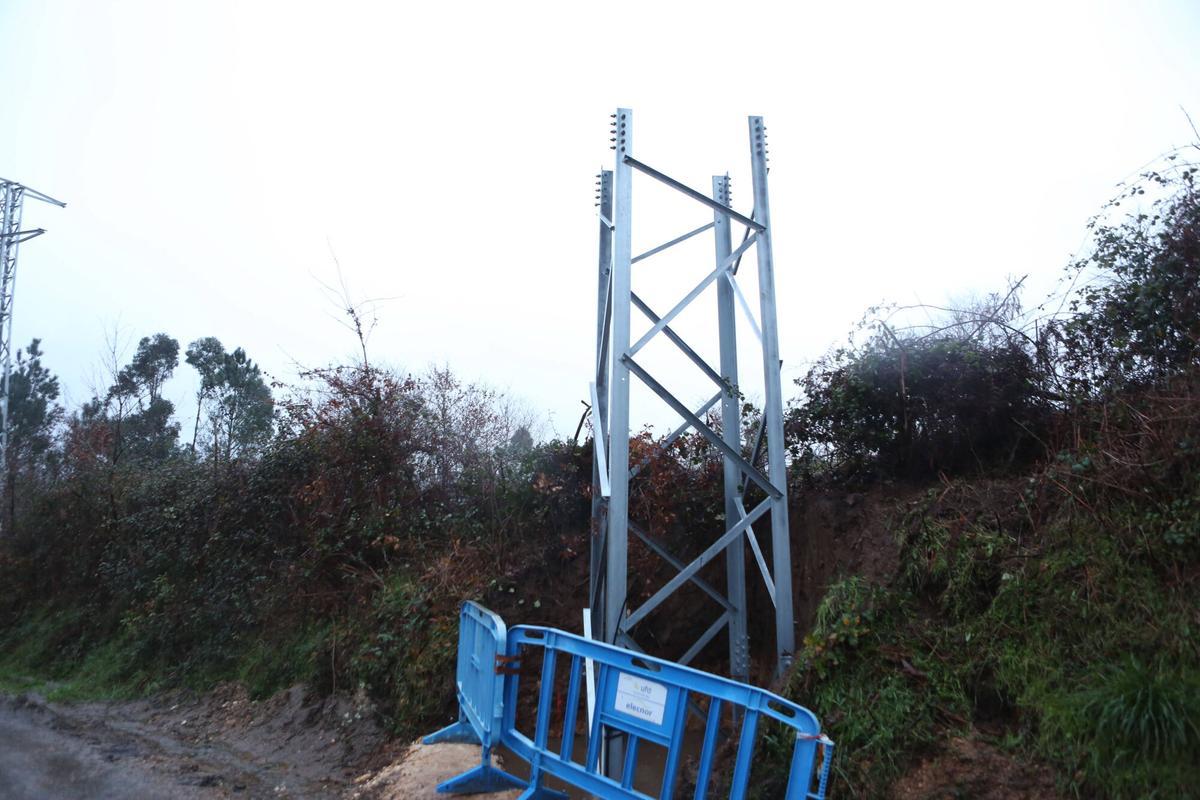 Un desprendimiento desplaza una torreta de media tensión en A Estrada y deja a vecinos sin luz durante horas