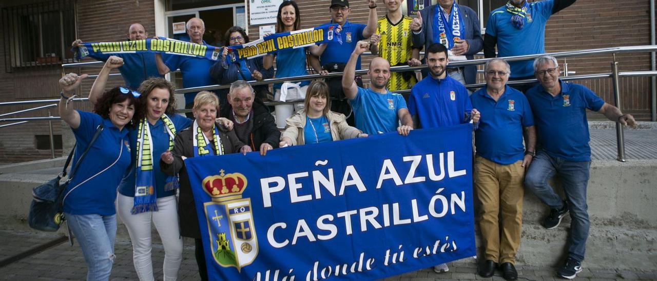 Por la izquierda, arriba: Cándido Suárez, Pedro Domínguez, María Antonia Rodríguez, Isabel Fernández, Julian Santos, Daniel Marcos, Jose Antonio Fernández y Adolfo Pinto. Abajo: María José Sánchez, Marta González, María Josefa Martínez, Juan Manuel Álvarez, Eva Estrada, Pablo del Rosal, Christian Suárez, Jose Luis Fernández y  Carlos Fernández, en Piedras Blancas. | María Fuentes