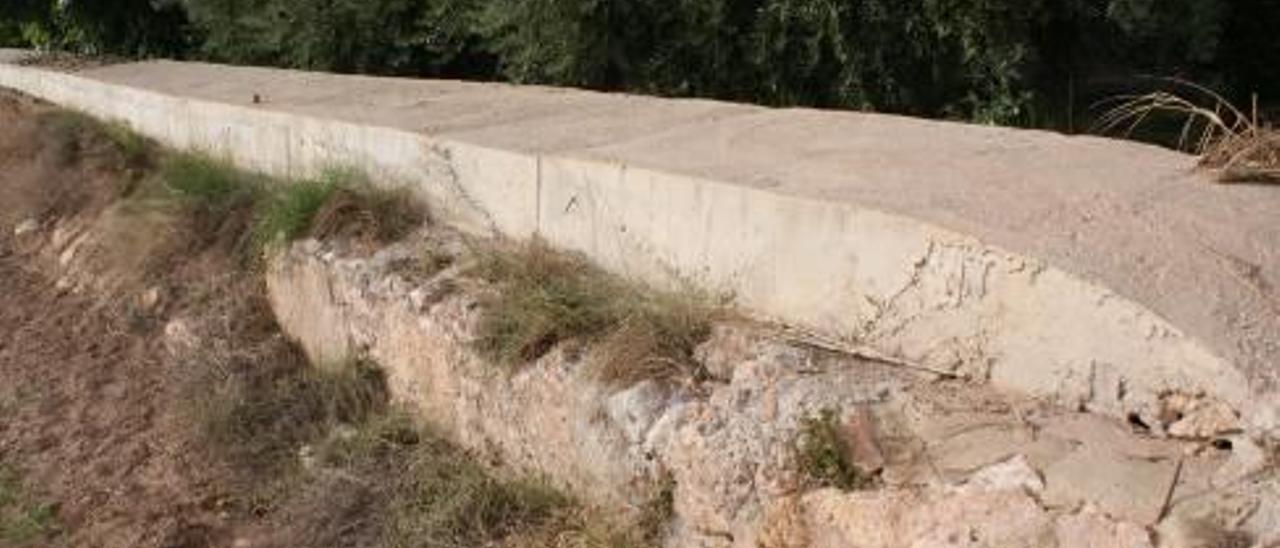 en varios rincones de la pobla se puede descubrir su pasado y evolución hasta el municipio actual.Esta casa, junto a la Vía Augusta, se puede situar por sus características entre los siglos XVII y XVIII. f j. b. Barrio de Moratall que, con sus características y reminiscencias musulmanas, constituye un patrimonio histórico a conservar f j. b. La Vía Augusta, con la iglesia al fondo, constituye el eje a partir del cual nacieron las alquerías de Moratall y la Creu f j.b.El Molino de Rufes, puente entre la etapa medieval y el siglo XXI f j. b. Red hidráulica de acequias de origen medieval f j. b.