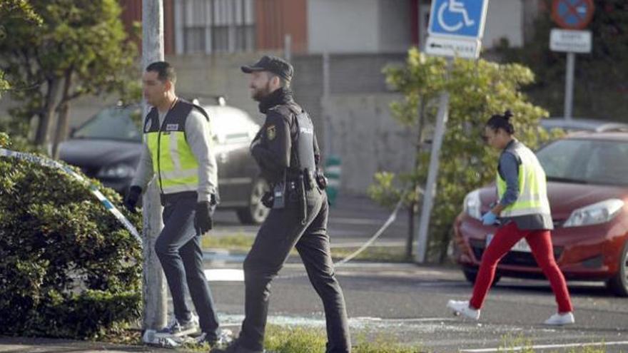 Policías nacionales inspeccionan el lugar del suceso el día después.