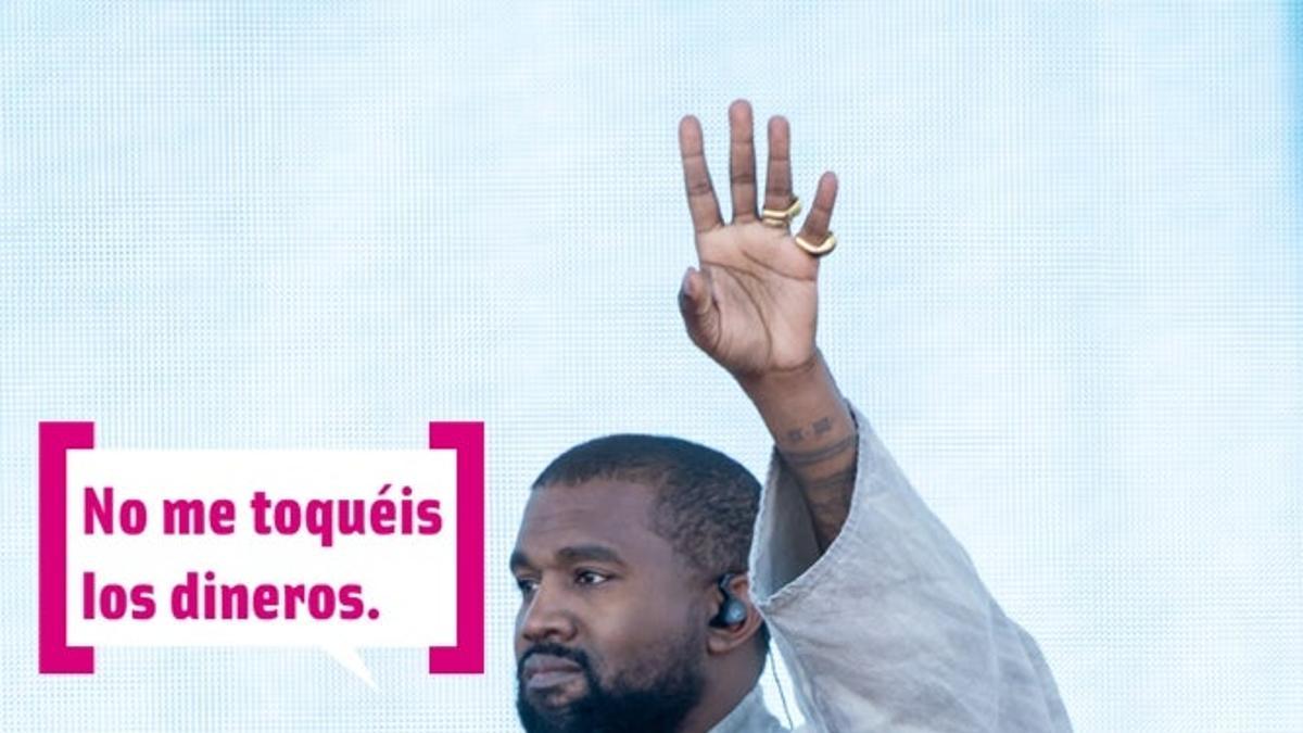 Kanye West levantando la mano