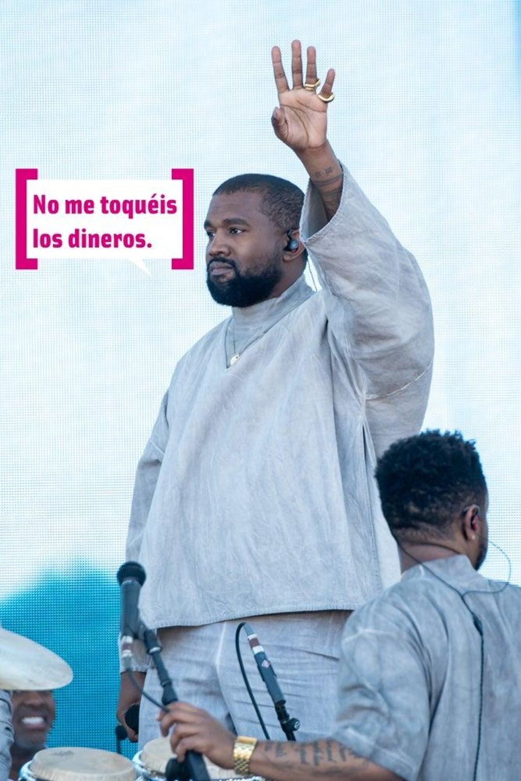 Kanye West levantando la mano