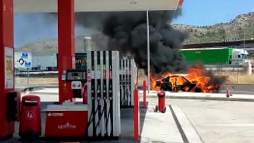 El coche ardiendo junto a la gasolinera de la Colonia de Sax.
