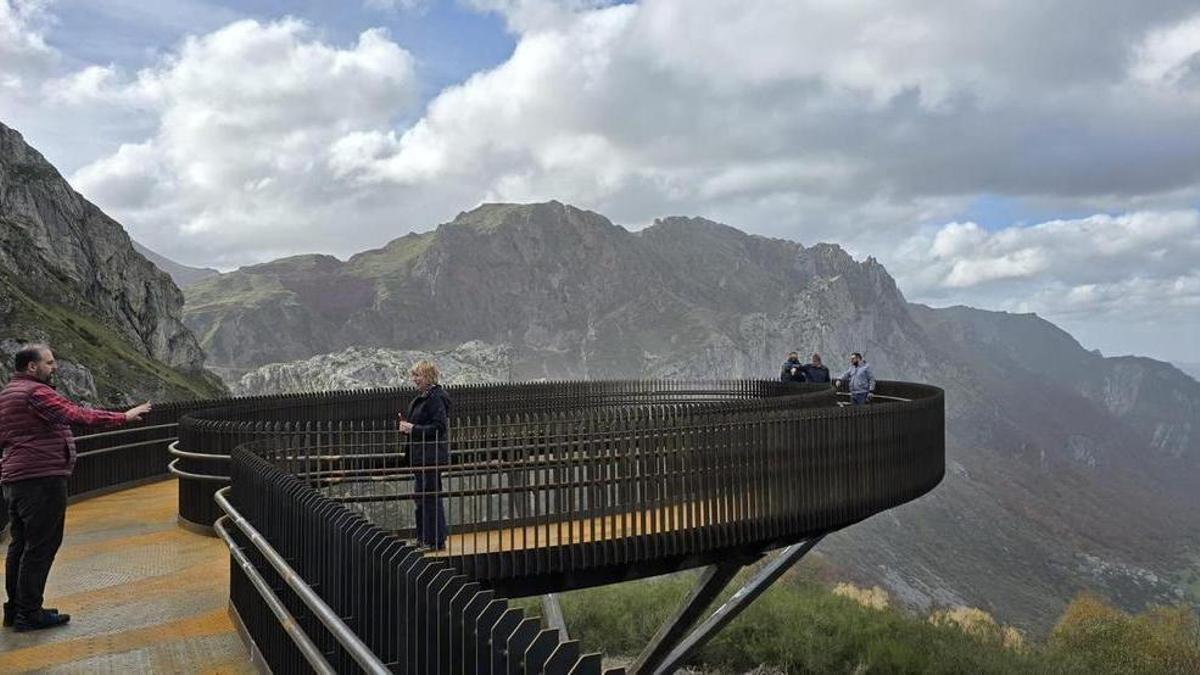 Visitantes, en el nuevo mirador de La Farrapona, en Somiedo.
