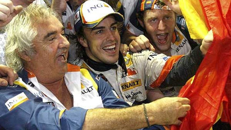 Briatore celebra la victoria de Singapur junto a Alonso