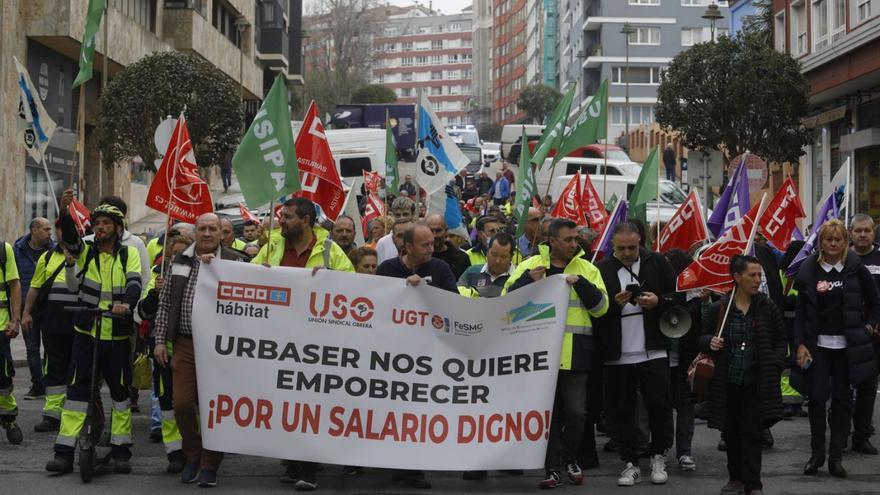 La cabeza de la manifestación de trabajadores de Urbaser a su paso por la calle José Manuel Pedregal. | R. Solís