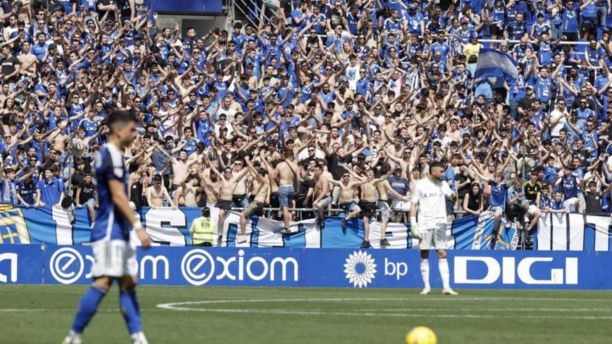 La afición del Oviedo durante el partido ante el Mirandés. | Miki López