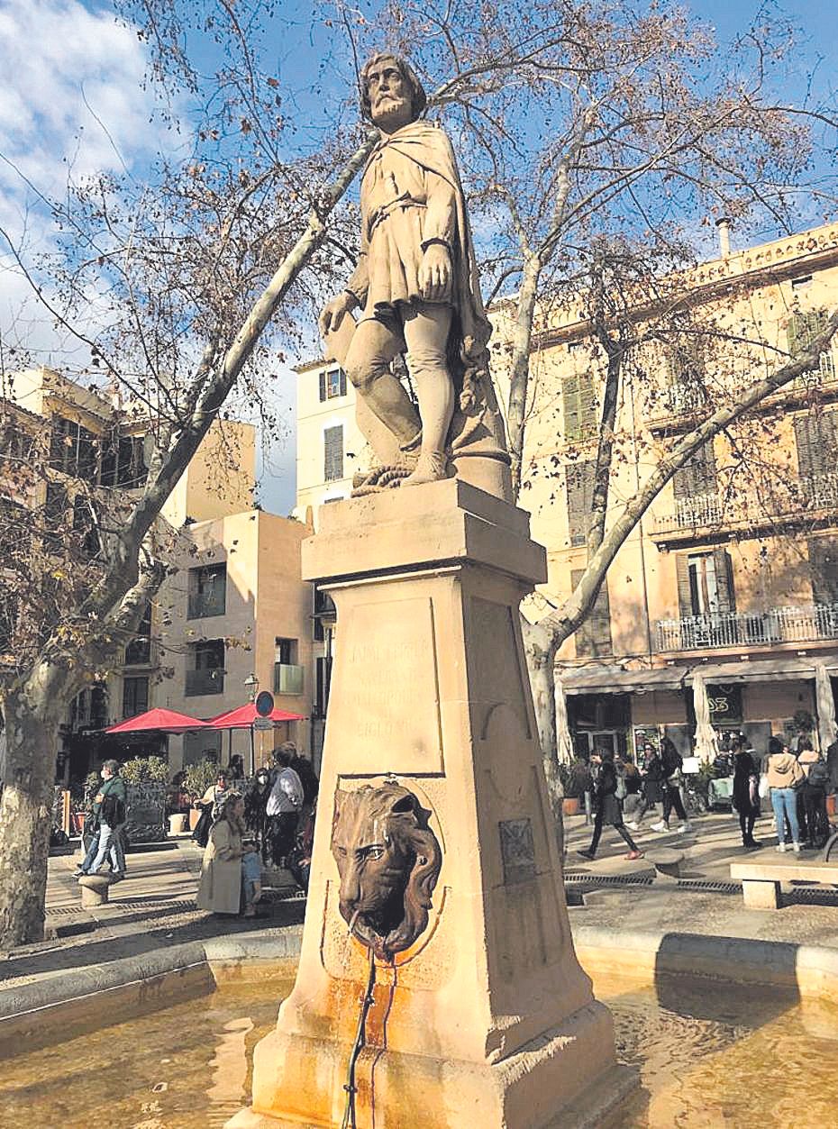 La escultura del navegante Jaume Ferrer en la plaza Drassana.