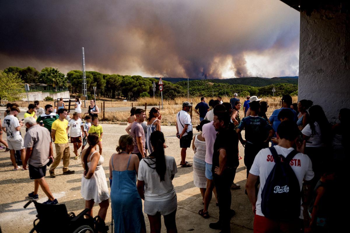 EL MADROÑO (SEVILLA), 09/08/2026.- Vecinos de El Madroño, en Sevilla, observan este domingoo el fuego del incendio de Niebla (Huelva), que ha recorrido un perímetro de 44 kilómetros con unas 8.000 hectáreas, presenta dos frentes activos y mantiene desalojadas a un total de 467 personas. EFE/Mauri Buhigas EL MADROÑO (SEVILLA), 09/08/2026.- Vecinos de El Madroño, en Sevilla, observan este domingoo el fuego del incendio de Niebla (Huelva), que ha recorrido un perímetro de 44 kilómetros con unas 8.000 hectáreas, presenta dos frentes activos y mantiene desalojadas a un total de 467 personas. EFE/Mauri Buhigas