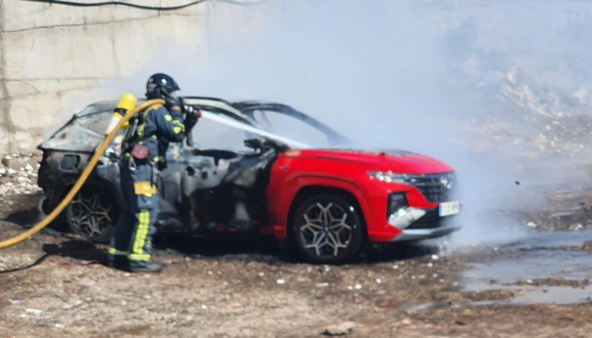 Bombero sofoca un incendio en El Carretón