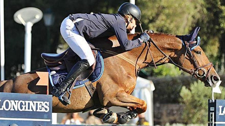 Una imagen de Antonio Matos de Almeida a lomos de Irene van de Kwachthoeve durante la prueba del Global Champions Tour de Cascais .