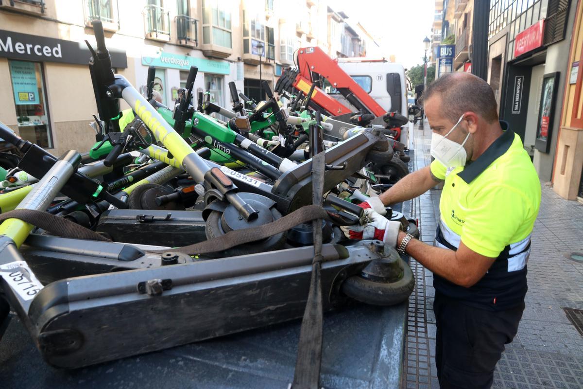 La grúa de Málaga ya se lleva los patinetes y bicicletas mal aparcados
