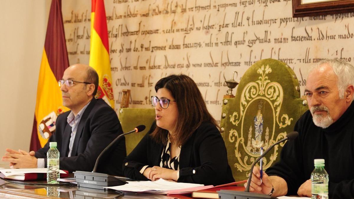 Eugenio Blanco (derecha), portavoz de Vox y primer teniente de alcalde, en un Pleno.