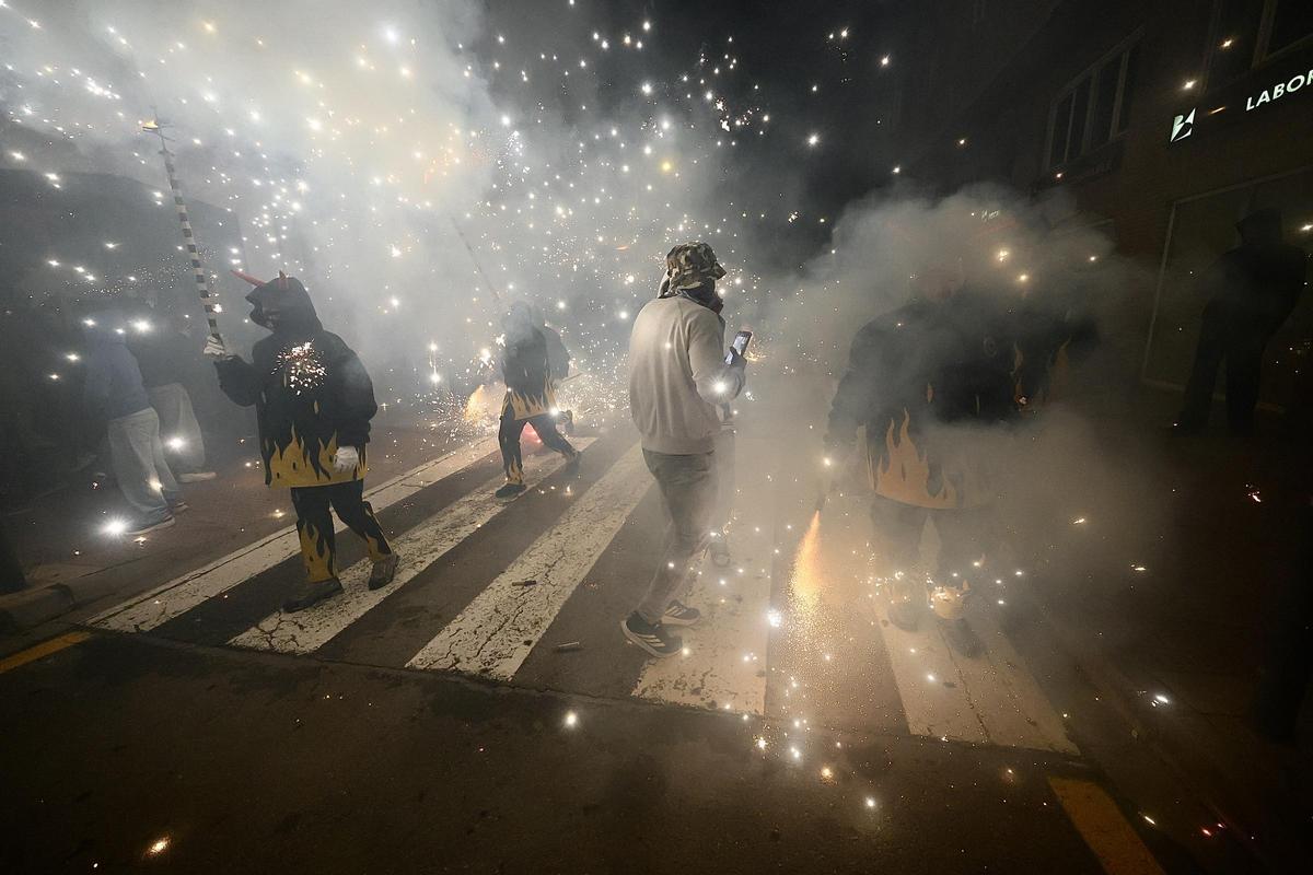 Galería: El correfocs de Dimonis de la Plana recorre las calles de Castelló