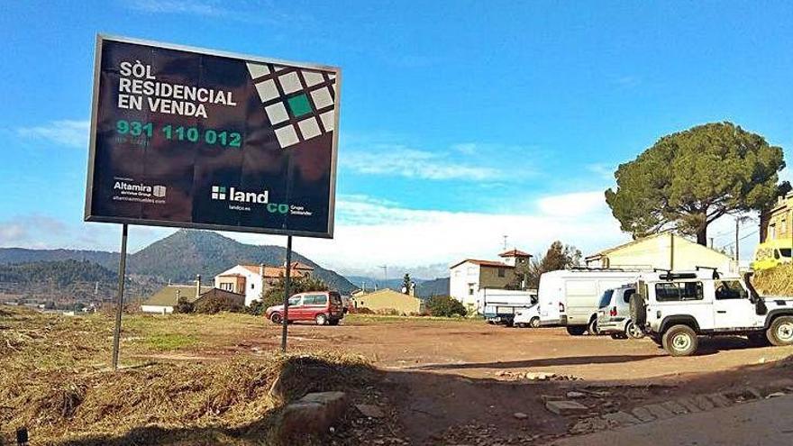 El solar amb el cartell que diu que està en venda