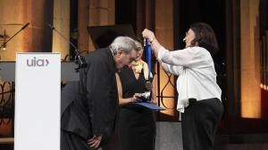 El arquitecto Eduardo Souto de Moura recibe de Regina Gonthier, presidenta de la UIA, la medalla de oro de la Unión Internacional de Arquitectos UIA 2026 en la Sagrada Familia. Barcelona, 30 de junio de 2026. Fotografía de Ferran Nadeu