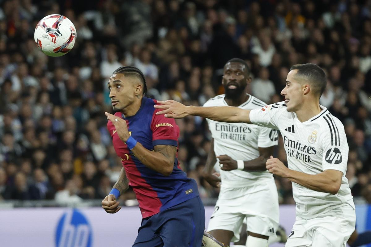 Raphinha disputa un balón con Lucas Vázquez durante el último Real Madrid - Barcelona de la Liga.