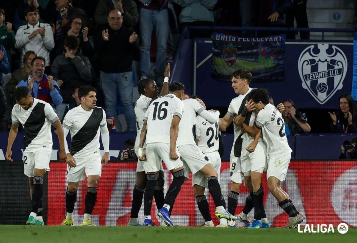 El equipo celebra el gol de Carlos Espí.