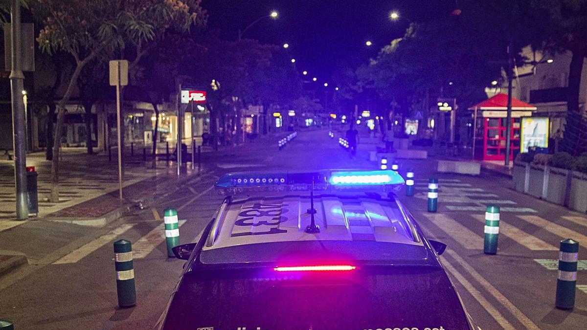 Els Mossos controlen el compliment del confinament nocturn a Platja d’Aro. | DAVID APARICIO