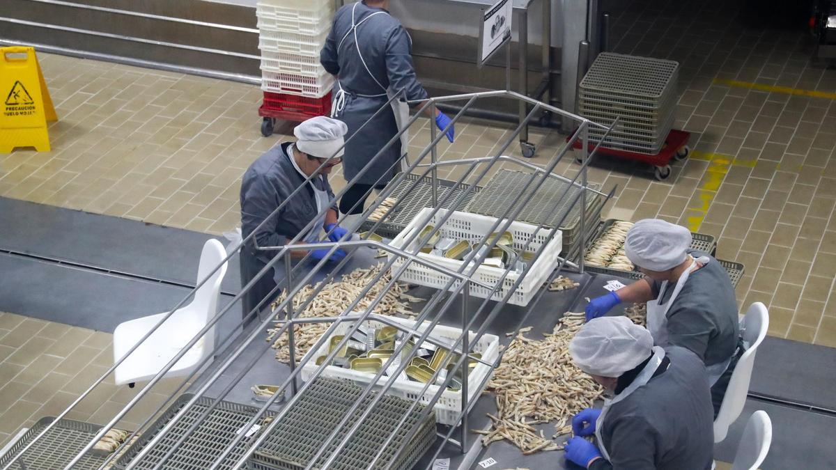 Mujeres trabajando en una conservera.