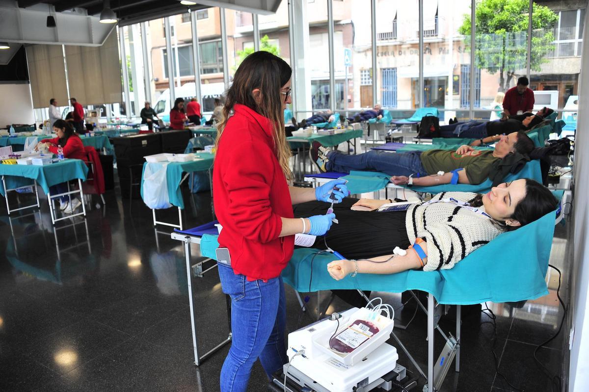 Multitud de vecinos han participado en la donación de sangre este sábado en Elche