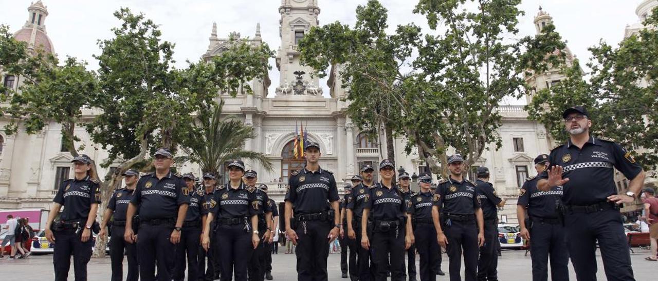 Un grupo de policíal locales de València, frente al ayuntamiento.