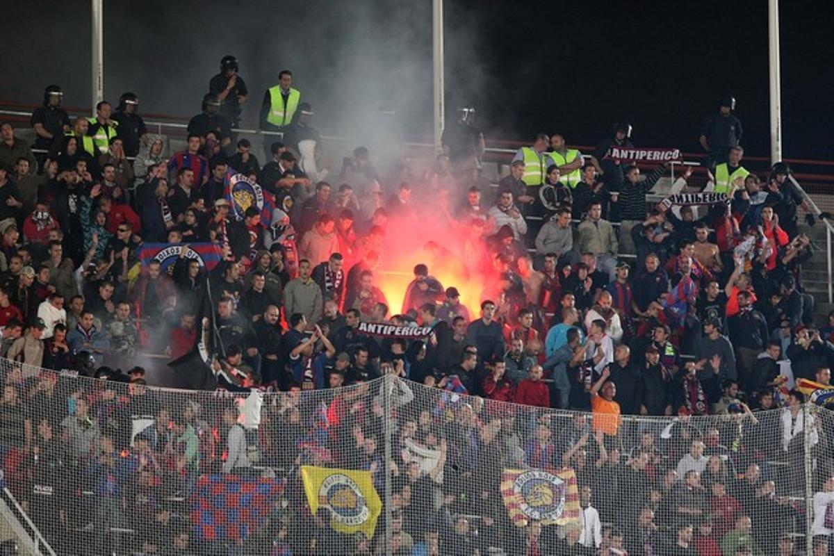 ’Boixos nois’, a l’Espanyol-Barça disputat a l’Estadi Olímpic de Montjuïc, el febrer del 2010. ’Boixos nois’, a l’Espanyol-Barça disputat a l’Estadi Olímpic de Montjuïc, el febrer del 2010.