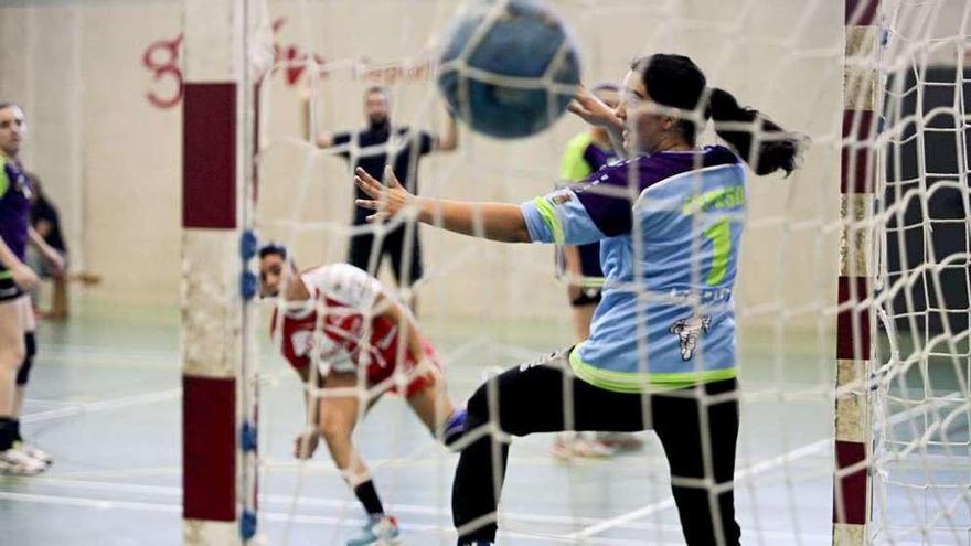 El Balonmano Gijón logra marcar uno de los goles de esta temporada.