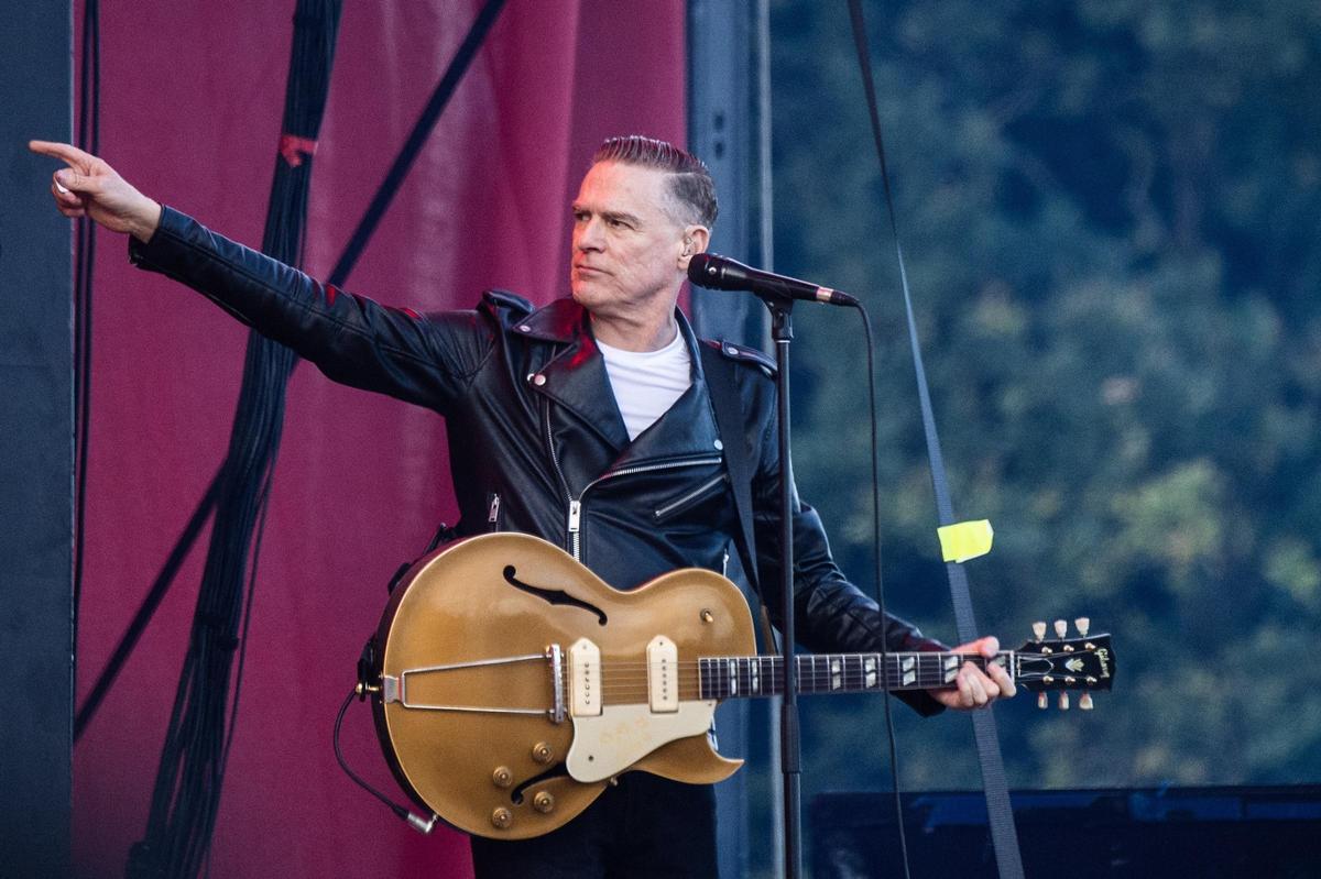 Bryan Adams, durant un concert.