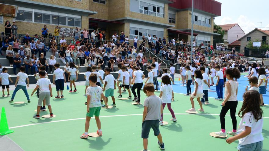 Varias generaciones de alumnos, profesores y padres celebran 50 años del Ceip San Roque