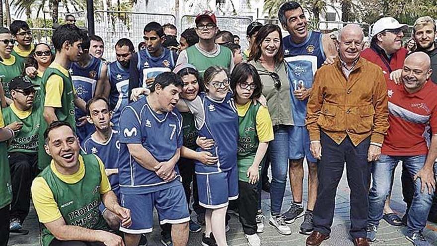 La presidenta del Govern, junto a los protagonistas de &#039;Campeones&#039; y otros jugadores de baloncesto.