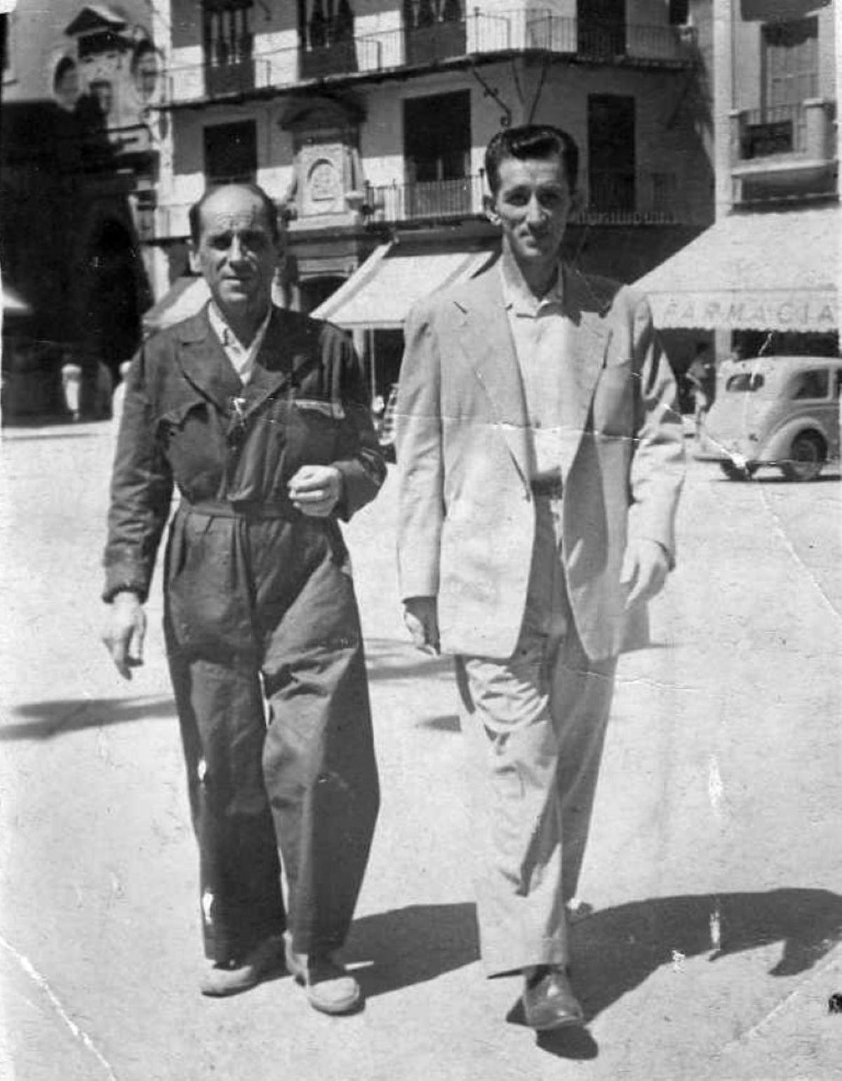 Joaquín Ruano Álvarez y José Núñez en la plaza de la Constitución.