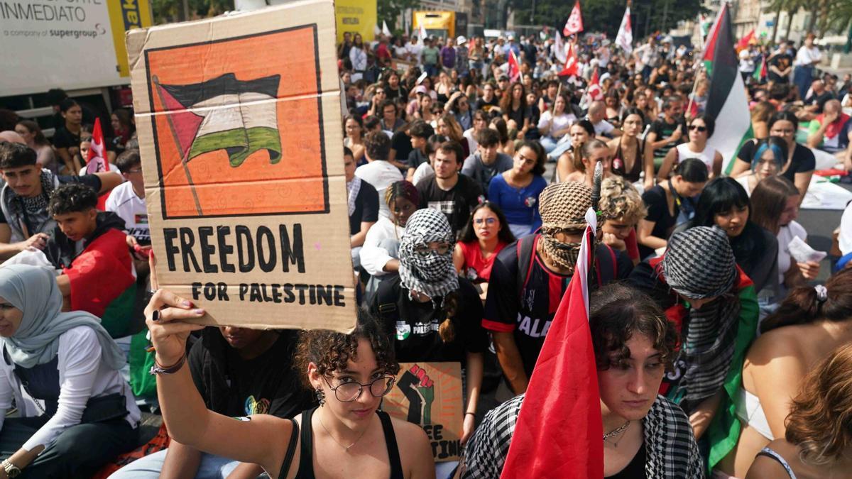 Cientos de personas se manifiestan este 15 de octubre con motivo de la huelga general, en apoyo al pueblo palestino