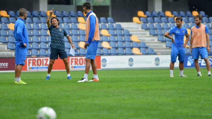 Luisito dirige a sus hombres durante un entrenamiento celebrado en el estadio de Pasarón. // G. Santos