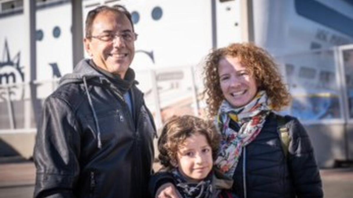 Los lanzaroteños Eloy Ramil y Mar Vidal dan la vuelta al mundo durante 117 días en un crucero con su hijo, Eliot.