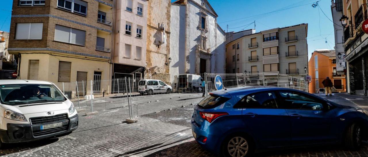 El alcalde, Josep Sempere, muestra la disposición de la plaza poco antes de las obras. | JUANI RUZ