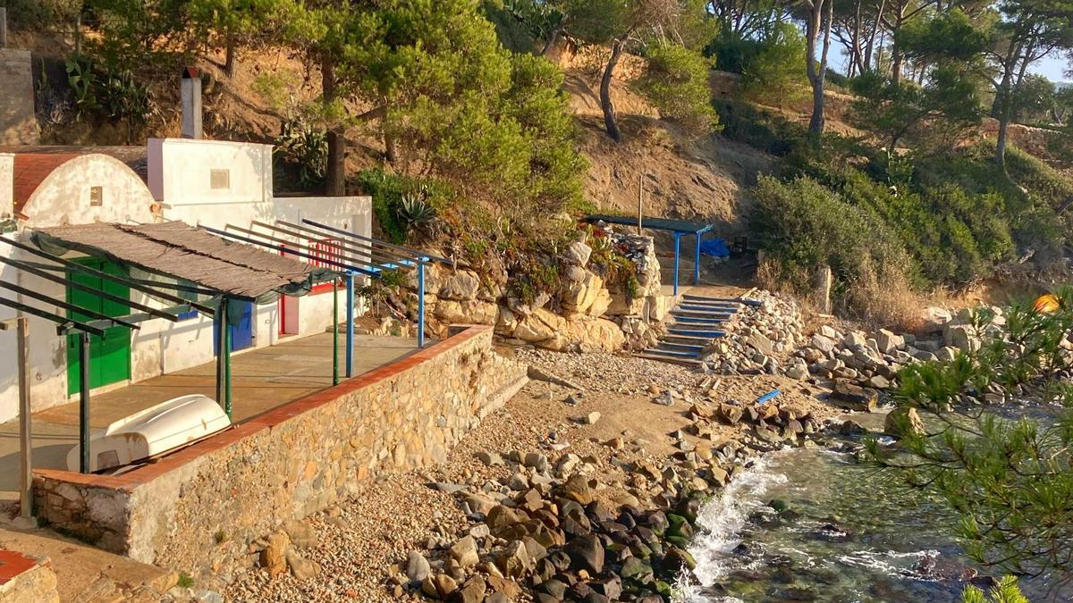 El camí de ronda que travessa una de les cales de Palamós.