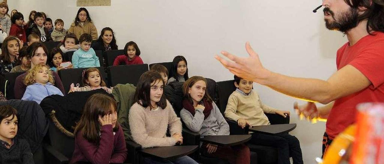 Una sesión de cuentacuentos en la biblioteca de Lalín. // Bernabé/Javier Lalín