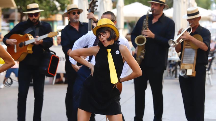 Un divertido pasacalles abre el festival Cordoblues