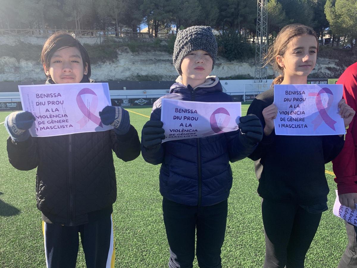 Los niños muestran carteles contra la violencia machista