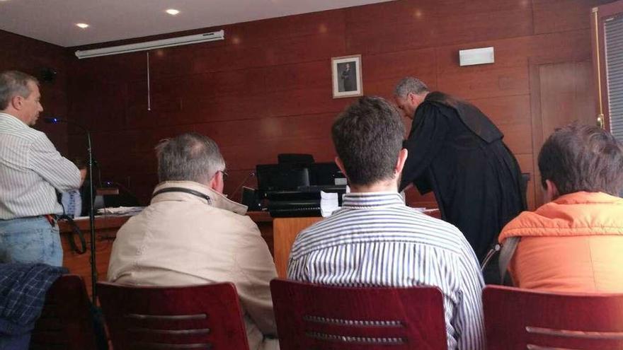 Román Ávila durante su interrogatorio, y su esposa, su hijo y el socio de Promer en el juicio de ayer.