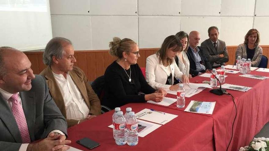 Juan Carlos Aguilera (Faen), Gustavo Bueno (Fundación Gustavo Bueno), Teresa Estrada (Fundación Cruz de los Ángeles), Marta Alonso (alcaldesa de Ponga), María Santos (teniente de alcalde), Pablo Priesca (CTIC), Juan Majada (Cetemas) y Elvira Pérez (Favida), ayer durante el acto de firma del convenio en Ponga.