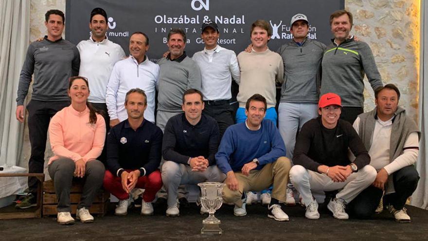 Los participantes posan antes del torneo benéfico de golf.