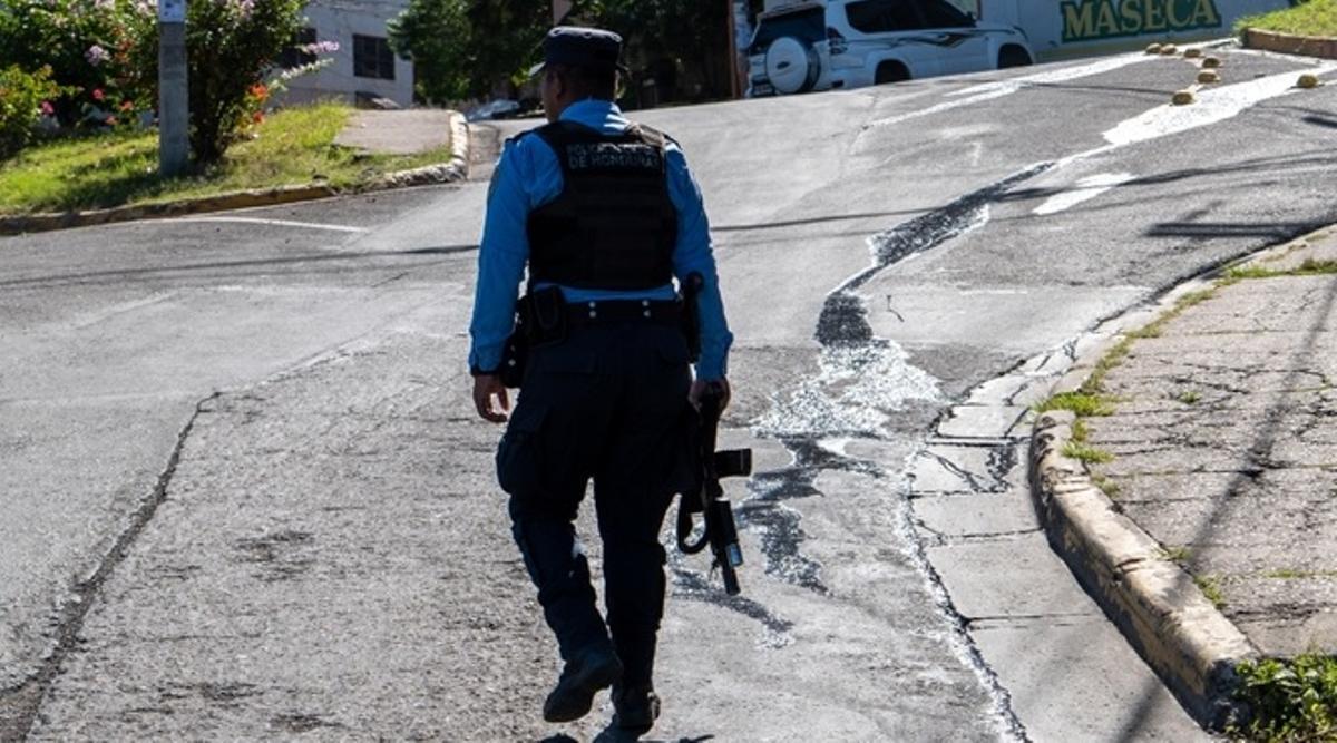 Un policía en Honduras. Un policía en Honduras.