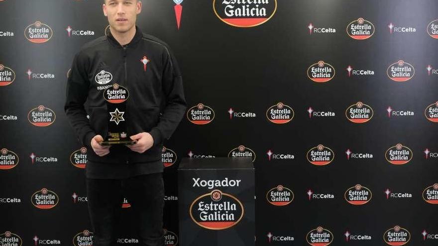 Rubén posa con el premio Estrella Galicia al mejor jugador del Celta en el mes de marzo. // RC Celta