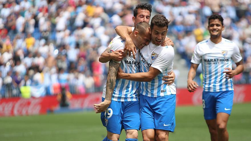 Sandro recibe la felicitación de sus compañeros tras marcarun gol con el Málaga