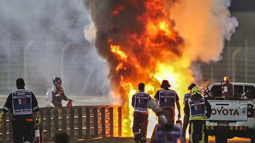 Momento en el que el monoplaza de Grosjean se incendia. | EFE/EPA/KAMRAN JEBREILI